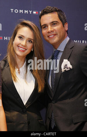 L'actrice Jessica Alba et son mari Cash Warren apparaissent en cas d'ouverture d'un nouveau flagship store Tommy Hilfiger sur la rue Omotesando, un quartier chic rue commerçante dans le quartier Harajuku de Tokyo, Japon le lundi 16 avril. La boutique s'ouvre au public le 18 avril Banque D'Images