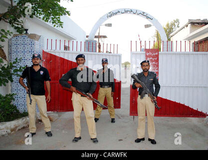 Des policiers montent la garde à la prison centrale de quatre prisons de la province du Sindh dont Hyderabad prison centrale, la prison centrale de Karachi, Landhi prison et la prison de Sukkur sont déclarés sensibles le lundi après l'attaque de militants à la prison de Bannu, à Hyderabad, le lundi 16 avril Banque D'Images