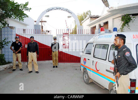 Des policiers montent la garde à la prison centrale de quatre prisons de la province du Sindh dont Hyderabad prison centrale, la prison centrale de Karachi, Landhi prison et la prison de Sukkur sont déclarés sensibles le lundi après l'attaque de militants à la prison de Bannu, à Hyderabad, le lundi 16 avril Banque D'Images