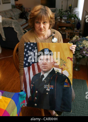 Mar 02, 2009 - Mountain View, Californie, USA - l'administration Obama a levé l'interdiction de la couverture médiatique des cercueils recouverts du drapeau rentrent à Dover Air Force Base, selon CBS News. Sur la photo : May 05, 2006 - Mountain View, Californie, USA - KAREN MEREDITH de Mountain View, Californie, maintenez Banque D'Images