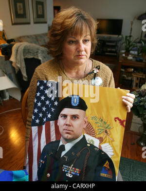 Mar 02, 2009 - Mountain View, Californie, USA - l'administration Obama a levé l'interdiction de la couverture médiatique des cercueils recouverts du drapeau rentrent à Dover Air Force Base, selon CBS News. Sur la photo : May 05, 2006 - Mountain View, Californie, USA - KAREN MEREDITH de Mountain View, Californie, maintenez Banque D'Images