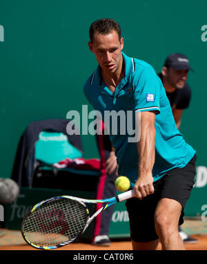 17/04/2012 Monte Carlo, Monaco. Michael Llodra (FRA) en action au cours de la deuxième tour entre Michael Llodra (FRA) et Fabio Fognini (ITA) à l'ATP Tennis Masters Monte Carlo tournoi organisé dans le Country Club de Monte Carlo, Monaco. Crédit obligatoire : Mitchell Gunn. Banque D'Images