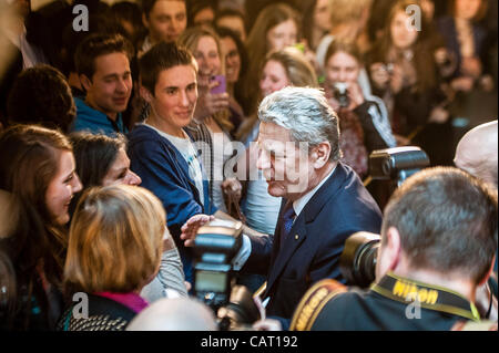 17 avril 2012 - Strasbourg, Bxl, France - Le Président allemand Joachim Gauck parle au public au siège du Parlement européen à Strasbourg, France le 17.04.2012 (crédit Image : © Wiktor Dabkowski/ZUMAPRESS.com) Banque D'Images