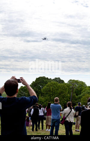 17 avril 2012 - Washington, DC, États-Unis - la navette spatiale Discovery, monté sur l'avion porteur de la navette, a effectué plus de la région de Washington D.C.. Les spectateurs regardent le dernier vol et prendre des photos. (Crédit Image : © Dasha Rosato) Banque D'Images