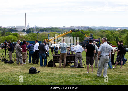 17 avril 2012 - Washington, DC, États-Unis - la navette spatiale Discovery, monté sur l'avion porteur de la navette, a effectué plus de la région de Washington D.C.. Les spectateurs regardent le dernier vol et prendre des photos. (Crédit Image : © Dasha Rosato) Banque D'Images