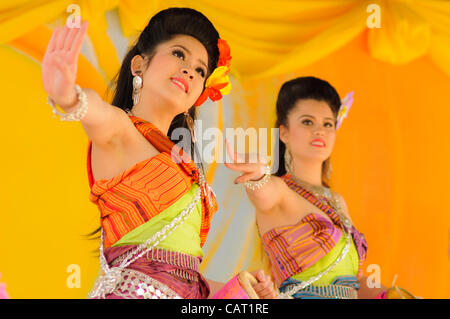 Londres, Royaume-Uni. Pour célébrer Songkran, Nouvel An Thaï traditionnel thaï, danseurs sur la scène. Banque D'Images