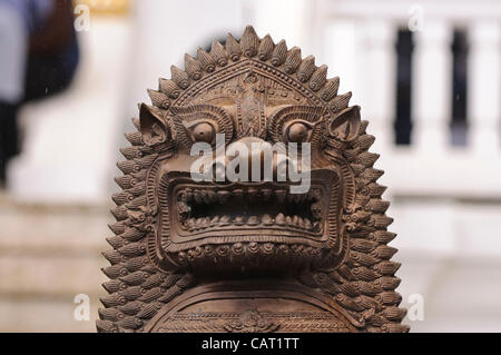 Wimbledon, Londres, Royaume-Uni, 15 avril 2012. À la Thai temple de Wat Buddhapadipa pour célébrer Songkran, Nouvel An thaï, un lion en pierre se trouve en face du temple. Banque D'Images