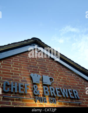 Chef and Brewer 'pub', George Le Reading, Berkshire, Royaume-Uni sur une soirée de printemps pluvieux. Le pub est une partie de l'esprit Pub group of managed pubs. Le groupe annonce leur résultats intermédiaires Le mercredi 18 avril 2012 et devrait annoncer son premier dividende depuis être issues de tavernes de perforation Banque D'Images