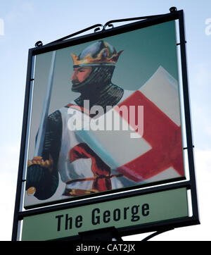 Chef and Brewer 'pub', George Le Reading, Berkshire, Royaume-Uni sur une soirée de printemps pluvieux. Le pub est une partie de l'esprit Pub group of managed pubs. Le groupe annonce leur résultats intermédiaires Le mercredi 18 avril 2012 et devrait annoncer son premier dividende depuis être issues de tavernes de perforation Banque D'Images