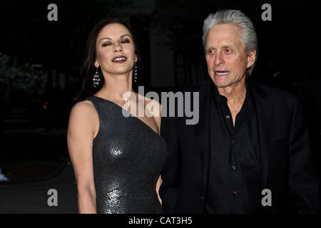 NEW YORK - 17 avril : Catherine Zeta Jones et Michael Douglas assister à la Vanity Fair Party au cours de Festival du film de Tribeca, le 17 avril 2012 à New York. Banque D'Images