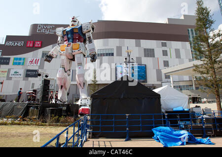 18 avril 2012, Tokyo, Japon - un 18-mètres de haut maquette à l'échelle de la populaire Gundam robot de la série anime japonais créé par Sunrise studios, est à l'affiche en face de Diver City Tokyo Plaza, un nouveau centre commercial à l'ouverture d'Odaiba le 19 avril. Banque D'Images