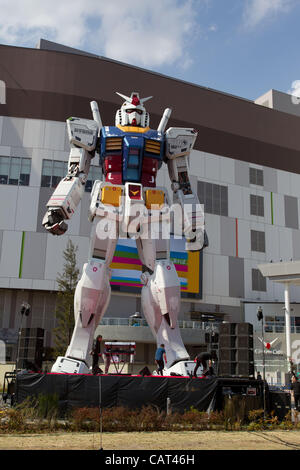 18 avril 2012, Tokyo, Japon - un 18-mètres de haut maquette à l'échelle de la populaire Gundam robot de la série anime japonais créé par Sunrise studios, est à l'affiche en face de Diver City Tokyo Plaza, un nouveau centre commercial à l'ouverture d'Odaiba le 19 avril. Banque D'Images