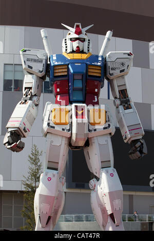 18 avril 2012, Tokyo, Japon - un 18-mètres de haut maquette à l'échelle de la populaire Gundam robot de la série anime japonais créé par Sunrise studios, est à l'affiche en face de Diver City Tokyo Plaza, un nouveau centre commercial à l'ouverture d'Odaiba le 19 avril. Banque D'Images