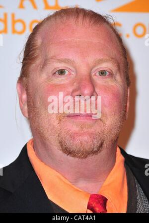 Arrivées à Mario Batali pour banque alimentaire pour New York Prix Can-Do, Restaurant Cipriani Wall Street, New York, NY Le 17 avril 2012. Photo par : Gregorio T. Binuya/Everett Collection Banque D'Images