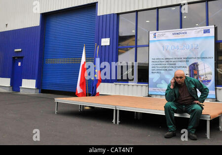 Vitkovice Machinery Group, le plus grand groupe d'ingénierie en République tchèque, a lancé l'exploitation d'une nouvelle ligne de production d'une valeur d'environ Kc1ne dans sa filiale Vitkovice Milment dans la ville polonaise de Sosnovec le 17 avril 2012. La ligne de production produira des bouteilles en acier ultra-léger pour les voitures u Banque D'Images