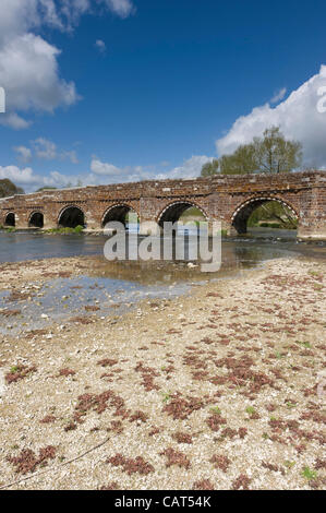 White Mill Bridge, Sturminster Marshall, Dorset, UK, le 17 avril 2012. Le gravier du lit exposé en raison du faible niveau des rivières. Dorset a maintenant été officiellement dans la sécheresse de l'environnement avec le reste du sud-ouest de l'Angleterre. Banque D'Images