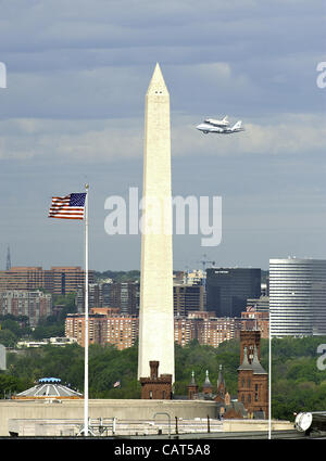 La navette spatiale Discovery, monté au sommet d'une navette de la NASA 747 avions de transport aérien survole le Washington Monument 17 avril 2012 à Washington, DC. La découverte, le premier a pris sa retraite de l'orbiteur de la navette de la NASA, la flotte a parcouru 39 missions, a passé 365 jours dans l'espace, en orbite autour de la terre 5 830 fois, et a parcouru 1 Banque D'Images