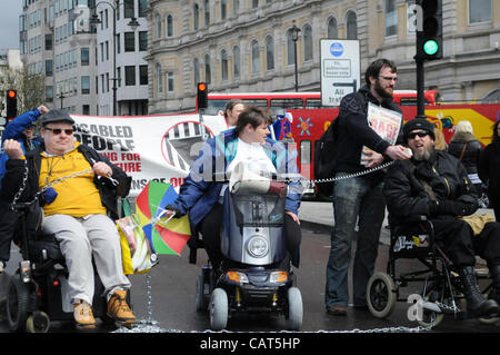 Londres, Royaume-Uni. 18/04/12. Les personnes à mobilité réduite contre les coupures (ATLC) bloquant la route à Trafalgar Square. La manifestation est de mettre en évidence les coupures aux prestations. Banque D'Images