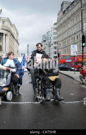 Londres, Royaume-Uni. 18/04/12. Les personnes à mobilité réduite contre les coupures (ATLC) bloquant la route à Trafalgar Square. La manifestation est de mettre en évidence les coupures aux prestations. Banque D'Images