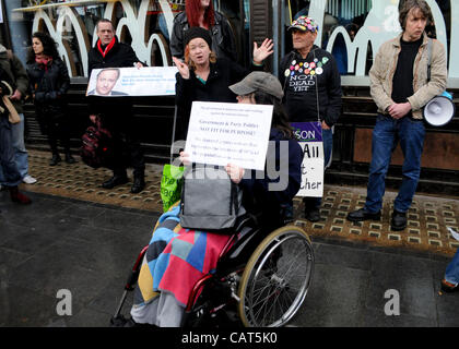 Londres, Royaume-Uni. 18/04/12. Les personnes à mobilité réduite contre les coupures (ATLC) se réunit en dehors de Macdonalds de Leicester Square. C'était pour détourner la police de la véritable cible. Les protestataires passés à bloquer la route à Trafalgar Square. La manifestation est de mettre en évidence les coupures aux prestations. Banque D'Images