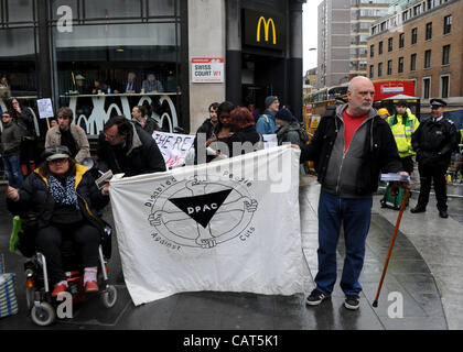 Londres, Royaume-Uni. 18/04/12. Les personnes à mobilité réduite contre les coupures (ATLC) se réunit en dehors de Macdonalds de Leicester Square. C'était pour détourner la police de la véritable cible. Les protestataires passés à bloquer la route à Trafalgar Square. La manifestation est de mettre en évidence les coupures aux prestations. Banque D'Images