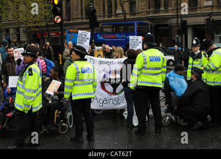 Londres, Royaume-Uni. 18/04/12. Les personnes à mobilité réduite contre les coupures (ATLC) bloquer la route à Trafalgar Square. La manifestation est de mettre en évidence les coupures aux prestations. Banque D'Images