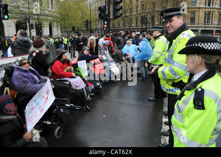 Londres, Royaume-Uni. 18/04/12. Les personnes à mobilité réduite contre les coupures (ATLC) bloquer la route à Trafalgar Square. La manifestation est de mettre en évidence les coupures aux prestations. Banque D'Images