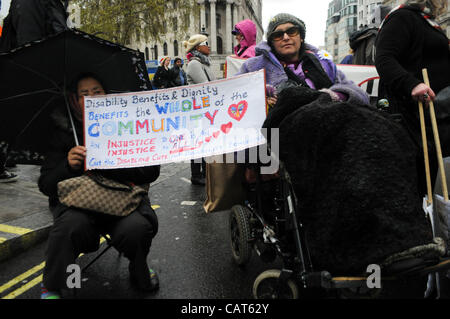 Londres, Royaume-Uni. 18/04/12. Les personnes à mobilité réduite contre les coupures (ATLC) bloquer la route à Trafalgar Square. La manifestation est de mettre en évidence les coupures aux prestations. Banque D'Images