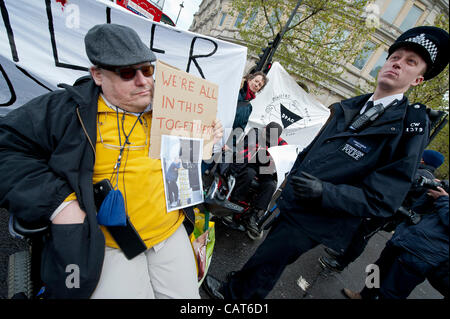 Les membres de l'ATLC (personnes à mobilité réduite contre les coupures) et mars UKUncut de Leicester Square à Trafalgar Square où ils bloquent la jonction avec le Strand. Ils protestent contre des coupes dans les usines Remploy et le bien-être du projet de loi de réforme en général. Londres, Royaume-Uni, 18 avril 2012. Banque D'Images