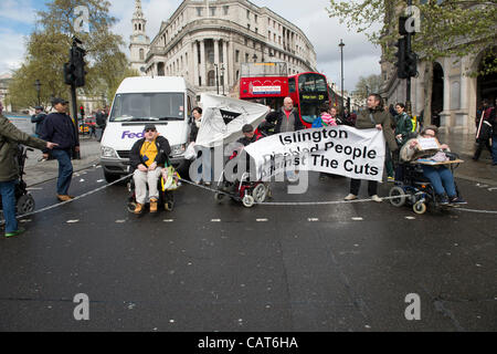 18 avril 2012, Trafalgar Square, Londres. Les personnes à mobilité réduite bloquer la route causant d'énormes congestion le long du fil et d'autres routes pour protester contre les coupures affectant les résidents handicapés d'Islington. Banque D'Images