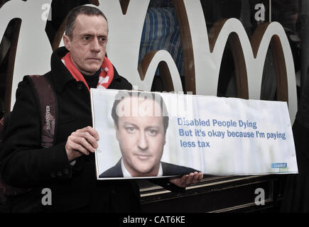 18/04/12, London, UK : placard dans Leicster manifestant tient Square, au début d'une action mettant en relief les questions auxquels font face les personnes handicapées dans le cadre de l'actuel gouvernement. Banque D'Images