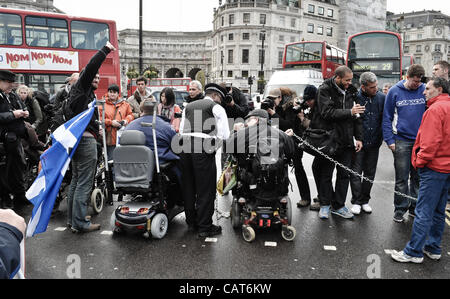 18/04/12, London, UK : Mobilité manifestants bloquer les routes à Trafalgar Square pour souligner les problèmes qu'ils rencontrent, y compris les modifications apportées aux prestations d'invalidité. Les chaînes et les écluses ont été utilisés, mais les manifestants ont finalement quitté à 4h00. Banque D'Images