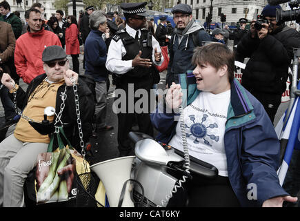 18/04/12, London, UK : Mobilité manifestants bloquer les routes à Trafalgar Square pour souligner les problèmes qu'ils rencontrent, y compris les modifications apportées aux prestations d'invalidité. Les chaînes et les écluses ont été utilisés, mais les manifestants ont finalement quitté à 4h00. Banque D'Images