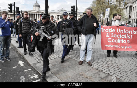 18/04/12, Londres, Royaume-Uni : La police a rencontré des armes à feu devant une protestation de personnes handicapées à Trafalgar Square, dans la direction de Whitehall. Banque D'Images