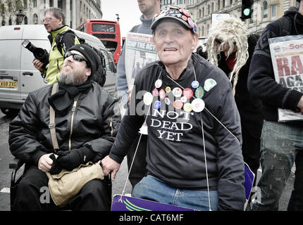 18/04/12, London, UK : manifestants bloquer les routes à Trafalgar Square pour tenter de mettre en lumière les problèmes que rencontrent les personnes handicapées, y compris les modifications apportées aux prestations d'invalidité. Banque D'Images