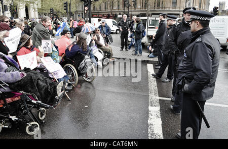 18/04/12, Londres, Royaume-Uni : les utilisateurs de fauteuil roulant bloquer la route à Trafalgar Square pour protester contre les modifications apportées aux prestations d'invalidité et dans une tentative de mettre en évidence des questions plus larges auxquelles se heurtent les personnes handicapées. Banque D'Images