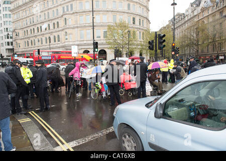 18 avril 2012, Trafalgar Square, Londres. Les personnes à mobilité réduite bloquer la route causant d'énormes congestion le long du fil et d'autres routes pour protester contre les coupures affectant les résidents handicapés d'Islington. Banque D'Images