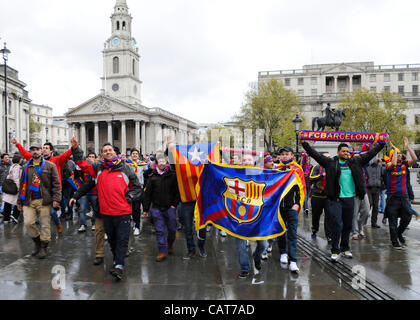 Londres, Royaume-Uni. 18/04/12. Bon natured Barcelone football fans voyageant à travers Trafalgar Square à la station de métro Piccadilly Circus et le train jusqu'à stade de Stamford Bridge pour leur jeu avec Chelsea. Banque D'Images