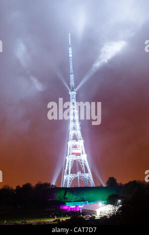 18/04/12, Londres, Royaume-Uni : 200 000 watts d'éclairage illumine les 219 mètres de haut Crystal Palace tour de diffusion, dans le cadre d'Arqiva's 'Switch' pendant la nuit. L'événement et spectacle a eu lieu pour célébrer le passage de la télévision analogique à la télévision numérique à Londres. Banque D'Images