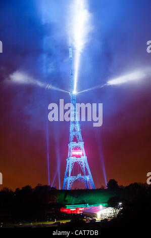 18/04/12, Londres, Royaume-Uni : 200 000 watts d'éclairage illumine les 219 mètres de haut Crystal Palace tour de diffusion, dans le cadre d'Arqiva's 'Switch' pendant la nuit. L'événement et spectacle a eu lieu pour célébrer le passage de la télévision analogique à la télévision numérique à Londres. Banque D'Images