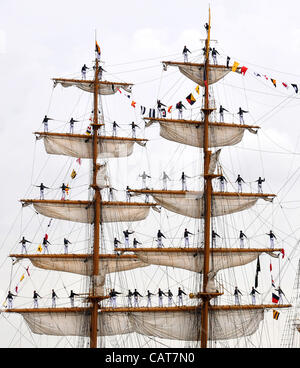 Les marins équatoriens du grand voilier équatorienne Guayas BAE man les vergues, lorsqu'ils arrivent dans la Nouvelle Orléans pour la commémoration du bicentenaire de la guerre de 1812, le 17 avril 2012 à New Orleans, LA. Les événements font partie d'une série de visites de la ville par la marine, la Garde côtière, Marine Corps et le fonctionnement de la voile beginnin Banque D'Images