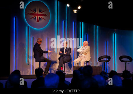 Chris Evans a été l'hôte d'un événement VIP spécial tenu au pied de la tour pour marquer le passage au numérique. Il a été rejoint sur scène par Sir Peter Bazalgette et Sir David Attenborough. La commutation de l'analogique au numérique du service a été marquée par un spectacle de lumière spectaculaires au Crystal Palace broadcas Banque D'Images