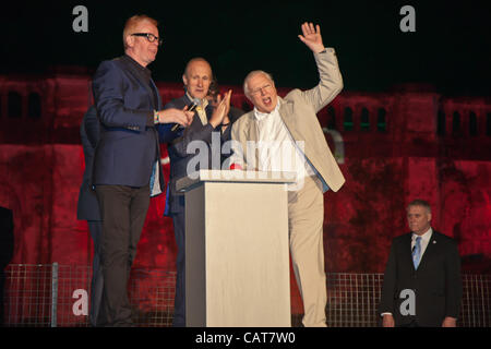 Chris Evans, Sir Peter Bazalgette, le professeur Brian Cox et David Attenborough, ouvrir la lumière en appuyant sur un bouton au pied de la tour. La commutation de l'analogique au numérique du service a été marquée par un spectaculaire spectacle léger à la Crystal Palace tour de diffusion. Banque D'Images