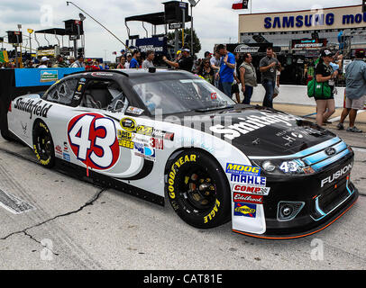 14 avril 2012 - Fort Worth, Texas, États-Unis d'Amérique - Sprint Cup Series Aric Almirola pilote (43) en action au cours de la NASCAR Sprint Cup Series de Samsung Mobile 500 Course à Texas Motor Speedway à Fort Worth, au Texas. Le pilote de la série Sprint Cup Greg Biffle (16) remporte la course de Samsung Mobile 500. (C Banque D'Images