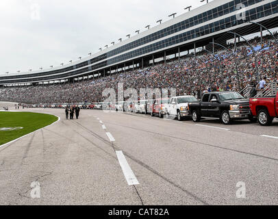 14 avril 2012 - Fort Worth, Texas, États-Unis d'Amérique - les camions en attente de prendre les pilotes de Sprint Cup à leur voiture avant de la NASCAR Sprint Cup Series de Samsung Mobile 500 Course à Texas Motor Speedway à Fort Worth, au Texas. Le pilote de la série Sprint Cup Greg Biffle (16) gagne le Samsung Mobile 500 Banque D'Images