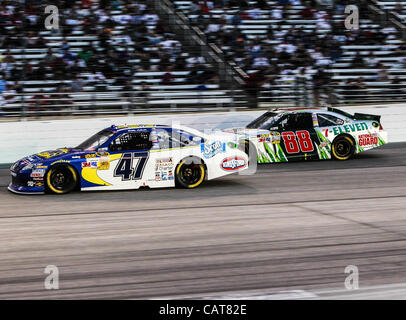 14 avril 2012 - Fort Worth, Texas, États-Unis d'Amérique - Sprint Cup Series Bobby Labonte pilote (47) et du pilote de la série Sprint Cup de Dale Earnhardt Jr. (88) en action au cours de la NASCAR Sprint Cup Series de Samsung Mobile 500 Course à Texas Motor Speedway à Fort Worth, au Texas. Sprint Cup Series driver Banque D'Images