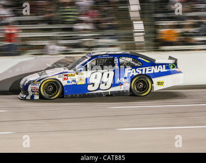 14 avril 2012 - Fort Worth, Texas, États-Unis d'Amérique - Sprint Cup Series driver Carl Edwards (99) en action au cours de la NASCAR Sprint Cup Series de Samsung Mobile 500 Course à Texas Motor Speedway à Fort Worth, au Texas. Le pilote de la série Sprint Cup Greg Biffle (16) remporte la course de Samsung Mobile 500. (Cr Banque D'Images