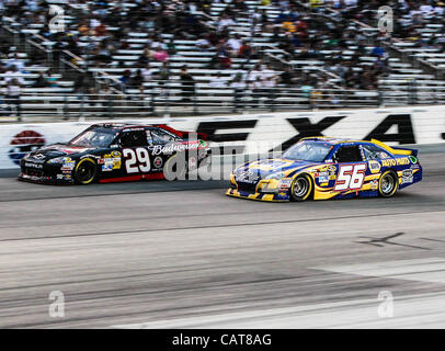 14 avril 2012 - Fort Worth, Texas, États-Unis d'Amérique - Sprint Cup Series driver Kevin Harvick (29) et du pilote de la série Sprint Cup Martin Truex Jr. (56) en action au cours de la NASCAR Sprint Cup Series de Samsung Mobile 500 Course à Texas Motor Speedway à Fort Worth, au Texas. Le pilote de la série Sprint Cup Gr Banque D'Images
