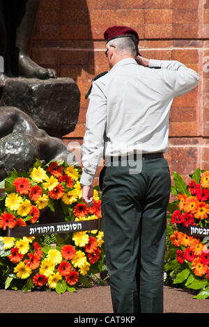 Le Lieutenant-général Benny Gantz, chef d'état-major des FDI, rend hommage aux victimes après dépôt d'une couronne à l'Wreath-Laying sur Cérémonie des Martyrs de l'Holocauste et le Jour du souvenir des héros du Ghetto de Varsovie Square à Yad-Vashem. Jérusalem, Israël. 19-Apr-2012. Banque D'Images