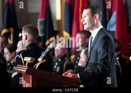 19 avril 2012 - Washington, DC, États-Unis - AZI SCHWARTZ spings lors d'une cérémonie de célébration de la mémoire de l'Holocauste dans le capitole rotonde. (Crédit Image : © James Berglie/ZUMAPRESS.com) Banque D'Images